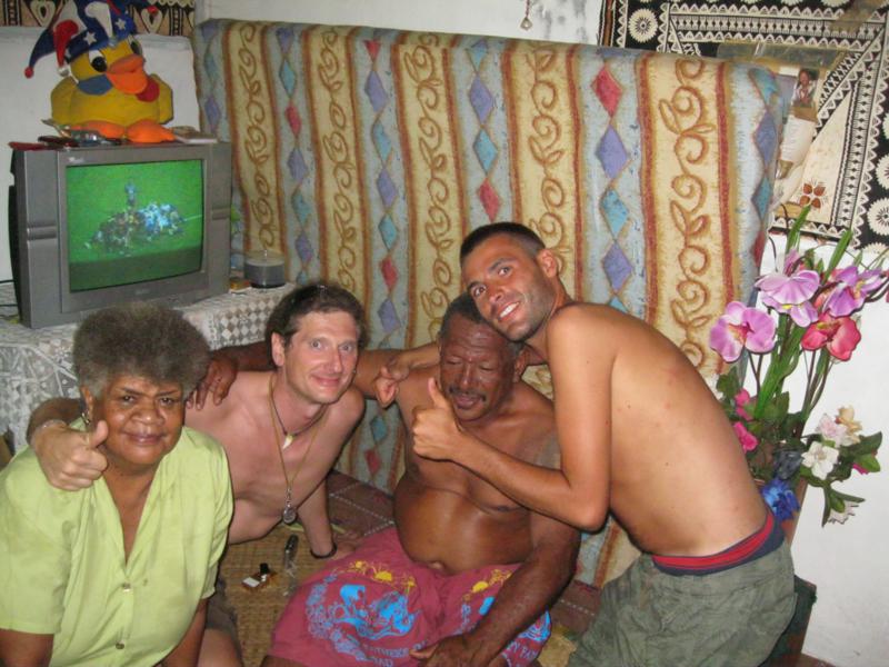 Con Xabi , Mitra y Michael , en Fiji . 