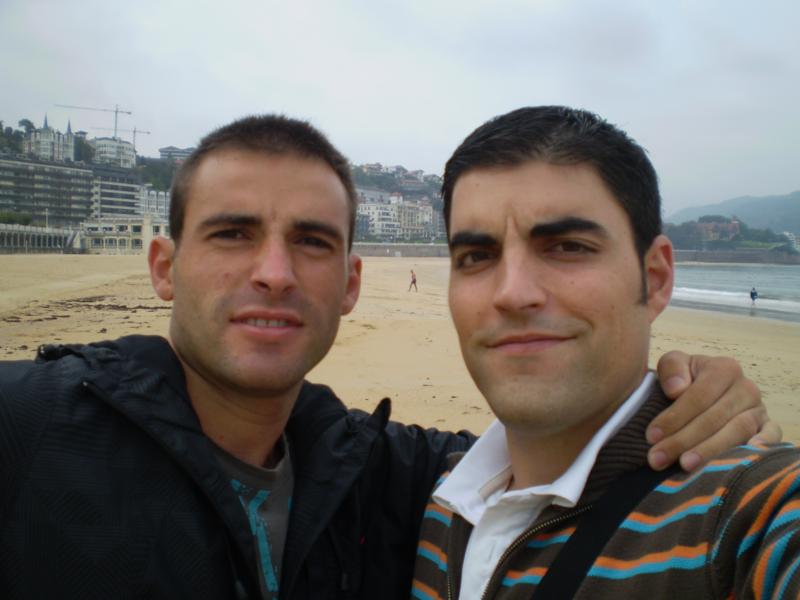 Con Sergio , en la Playa de la Concha , en San Sebastian . 
